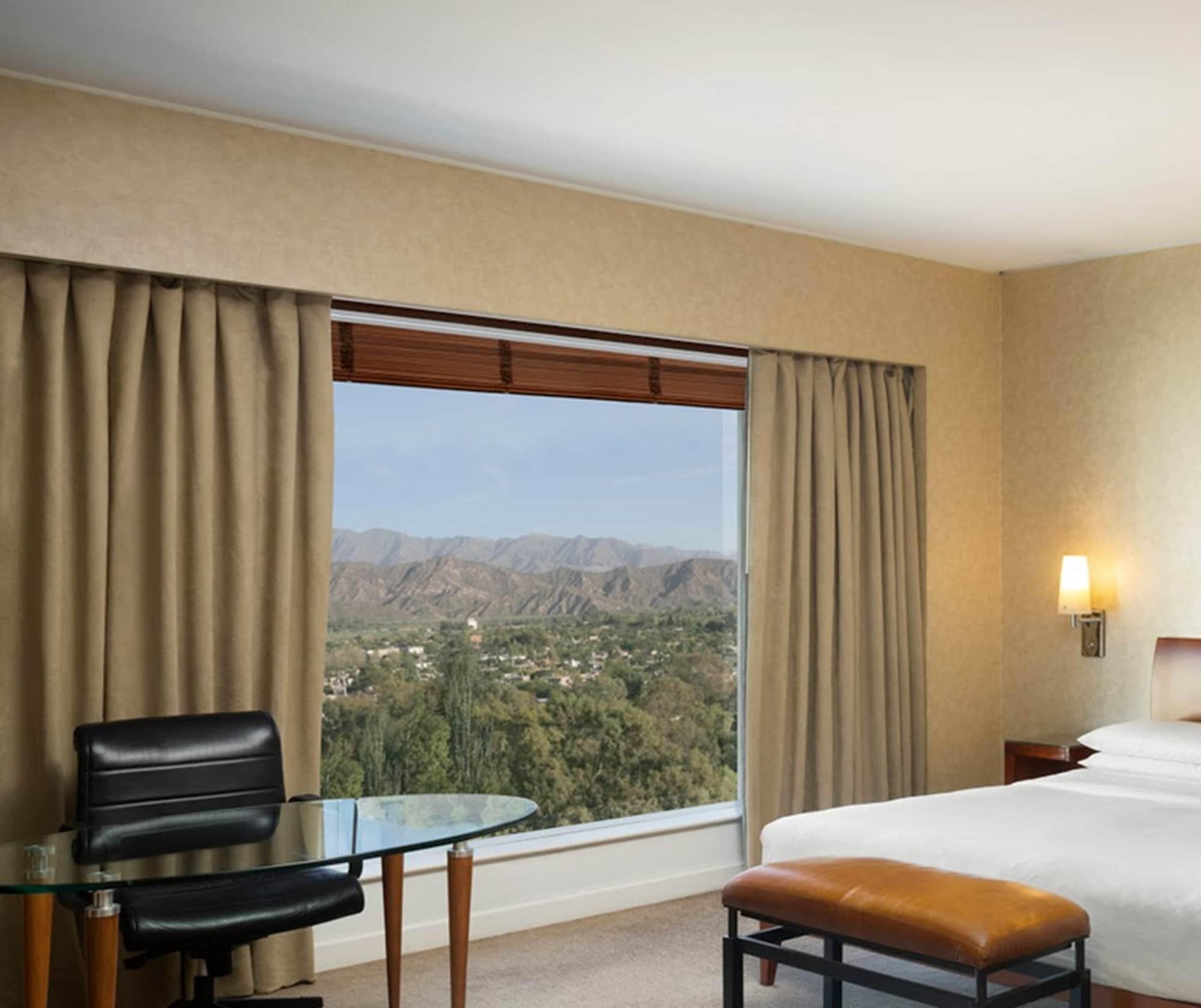 Park Hyatt Mendoza Hotel, Casino & Spa מראה חיצוני תמונה A guest room at the JW Marriott Scottsdale Camelback Resort and Spa