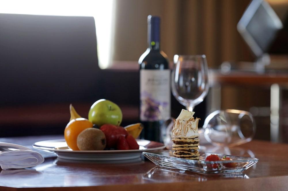 Park Hyatt Mendoza Hotel, Casino & Spa מראה חיצוני תמונה A bottle of wine and fruit