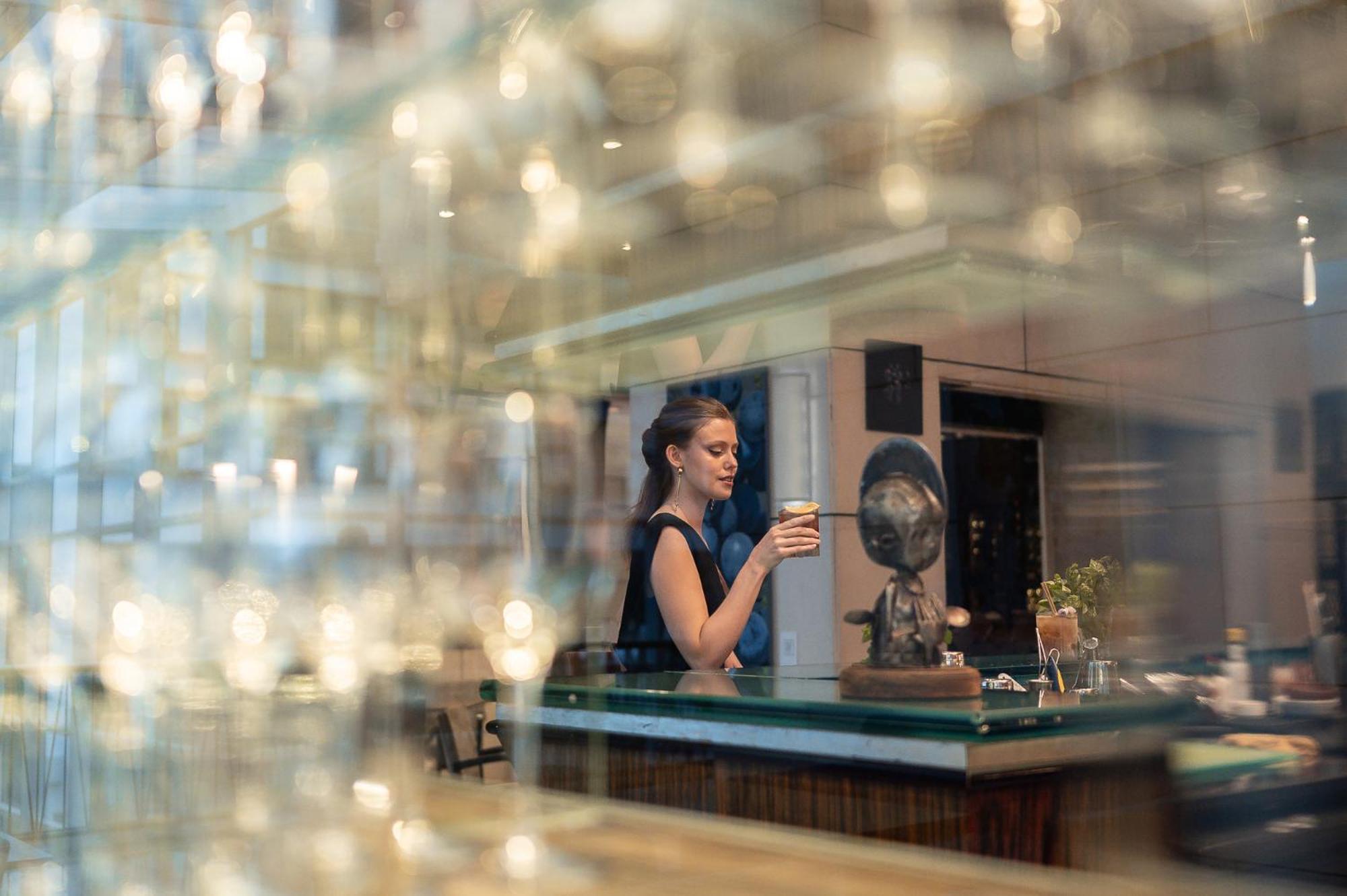 Park Hyatt Mendoza Hotel, Casino & Spa מראה חיצוני תמונה A woman drinking coffee